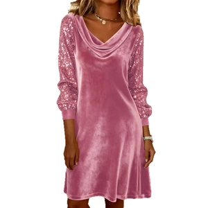 Robe en velours rose avec manches longues à paillettes et col montant sur un mannequin