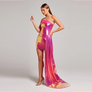Abito a fascia con paillettes magenta scintillanti e strascico laterale dal design moderno