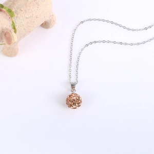 Detail eines Shamballa-Kristallkugel-Anhängers mit champagnerfarbenen Strasssteinen und Kette