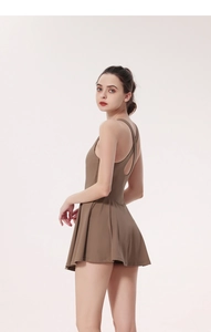 Détail des bretelles croisées et taille ajourée sur une robe de tennis marron