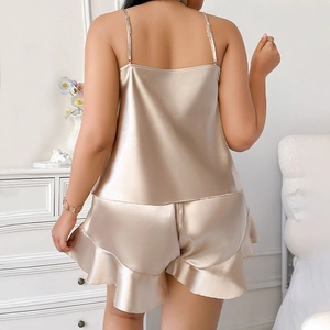Set da casa in raso champagne con canotta a spalline regolabili e pantaloncini con volant