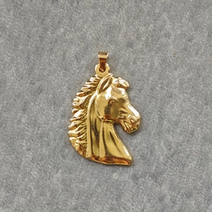 Gros plan détaillé du pendentif tête de cheval en 3D avec une finition plaqué or poli