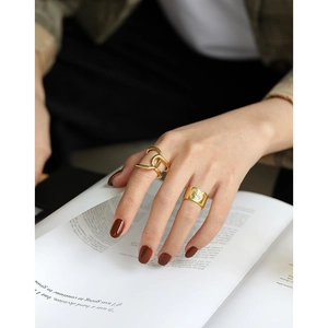 Vintage Elizabeth portrait gold open rings with minimalist twisted design for women
