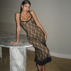 Detailansicht des Spitzen-Saums und der Rüschenkante an diesem eleganten schwarzen Kleid