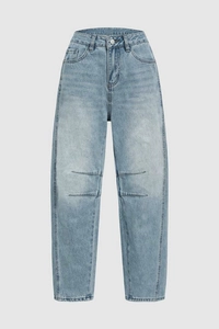 Detail der hellblauen Vintage Banana Jeans mit dekorativen Knie-Nähten und Wascheffekt