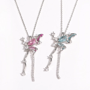 Détail du collier papillon en argent avec franges en cristal et perles de culture
