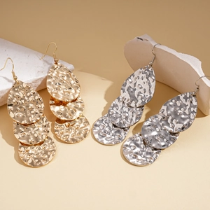 Minimalistische Metall-Ohrringe mit gehämmerten Mehrschichtscheiben in Gold und Silber