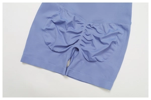 Dettaglio degli shorts da yoga senza cuciture a vita alta viola con arricciatura push-up
