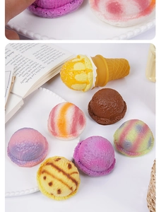 Vue de dessus de boules de glace PU spongieuses et colorées sur un plateau blanc
