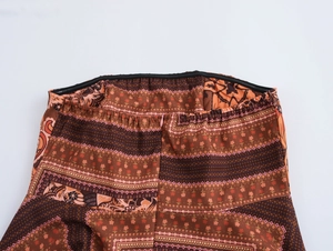 Détail de la taille d'une robe bohème avec bande élastique et fermeture éclair rose
