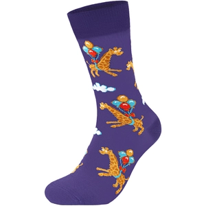 Détail de chaussettes en coton violet avec motif girafe de dessin animé et nuages