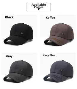 Détails de casquettes en quatre couleurs avec logos métalliques et broderie visière