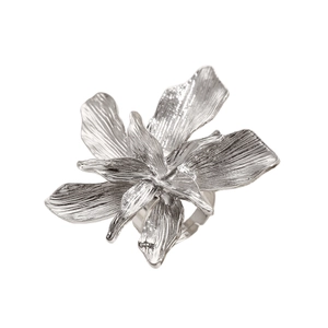 Détail macro d'une bague fleur argentée montrant la texture brossée des pétales en métal