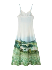 Détail de robe d'été avec bretelles réglables et imprimé de peinture à l'huile de paysage