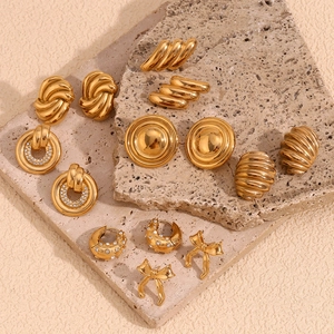 Ensemble de boucles d'oreilles en acier plaqué or 18K sur support en pierre
