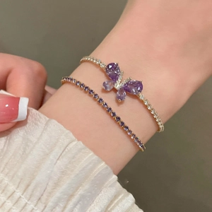 Bracelet double rang en or avec papillon en cristal violet et accents de zircon blanc