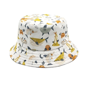 Chapeau de soleil enfant avec motifs d'animaux marins sur tissu blanc respirant