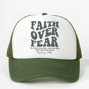 Casquette trucker verte et blanche classique avec imprimé Faith Over Fear et Psaume 118:6
