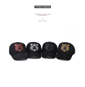 Détails de quatre casquettes de baseball noires avec imprimés de têtes de tigre colorées