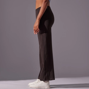 Detalle de los pantalones de pana de talle alto que muestra la textura de canalé y el ajuste