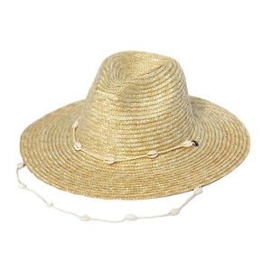 Cappello estivo in paglia stile Panama con decorazione di conchiglie su sfondo bianco