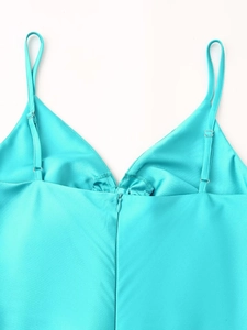 Détails de robe en satin bleu sarcelle avec bretelles réglables et fermeture éclair