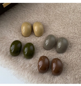 Vue détaillée de quatre paires de boucles d'oreilles en résine en forme de haricot Morandi