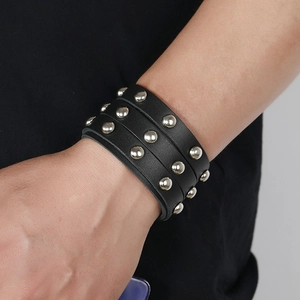 Punk-Stil schwarzes Lederarmband mit drei Reihen silberner Metallnieten für Herren