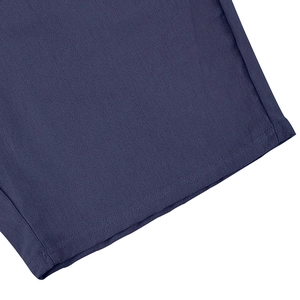 Dettaglio della doppia cucitura e della trama del lino blu navy in lino del set estivo da uomo