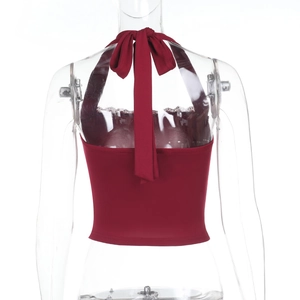 Detailansicht der Spitzenborte und des rückenfreien Designs dieses bordeauxroten Crop-Tops