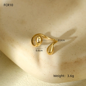 Vue détaillée de boucles d'oreilles dorées en forme de goutte avec spécifications