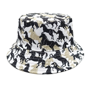 Détail du chapeau bob en toile avec motif de chevaux au galop noir et kaki