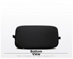 Vista dal basso di un borsone sportivo nero capiente in materiale di nylon resistente