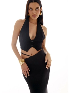 Détail de l'ensemble gilet dos nu noir et jupe longue ajustée pour femme élégante
