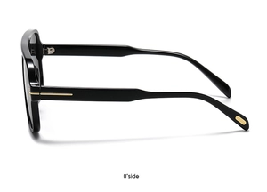 Detailansicht der schwarzen quadratischen Sonnenbrille mit goldener T-Metallverzierung