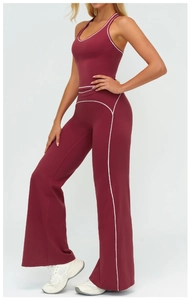 Détail de l'ensemble de yoga bordeaux avec liserés blancs et pantalon évasé sport