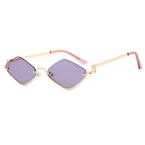 Lunettes de soleil losange en métal avec verres violets et monture dorée de style minimaliste