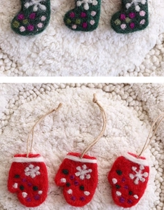 Détail d'ornements de Noël en feutre de laine avec broderie de flocon et corde de chanvre