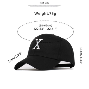 Détail de la casquette en coton noir avec broderie X blanche et mesures de taille