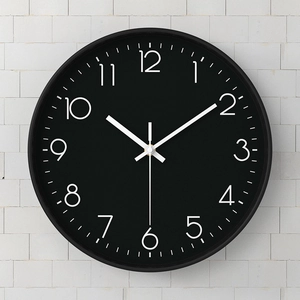 Orologio da parete nero opaco minimalista con numeri arabi bianchi e quadrante tondo 30 cm