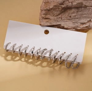 Détail d'un lot de 12 boucles d'oreilles créoles argentées aux textures torsadées