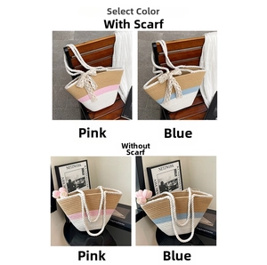 Vue détaillée de grands sacs en paille à rayures roses et bleues avec anses en dentelle
