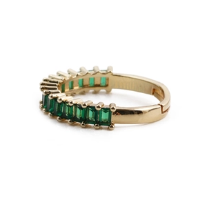Bague éternité dorée à l'or fin avec des zircons vert émeraude de taille baguette
