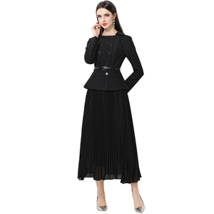 Ensemble noir pour femme avec blazer croisé cintré et jupe plissée mi-longue élégante
