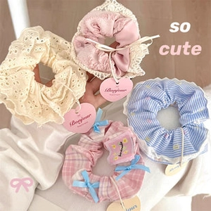 Détail de chouchous en tissu aux couleurs pastel avec étiquettes Bonjour en forme de cœur