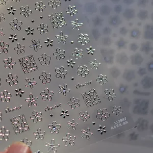 Macro d'autocollants pour ongles avec fleurs argentées en relief et détails de lignes 3D