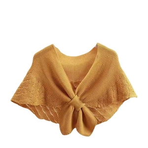 Elegante scialle in maglia gialla con motivo traforato e fiocco decorativo