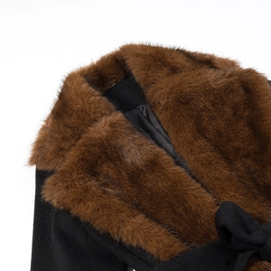 Elegante cappotto lungo nero con collo in pelliccia sintetica marrone e dettaglio fiocco