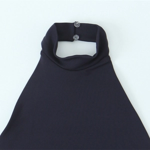 Robe longue noire chic avec licou à col plissé et fermeture à boutons dans le dos
