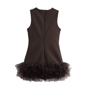 Dettaglio dell'abito corto marrone scuro con bordo in tulle a strati e zip invisibile